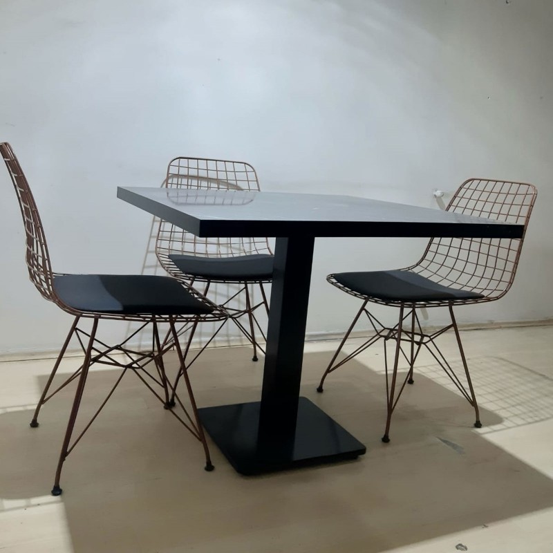 More Black Cafe Masası